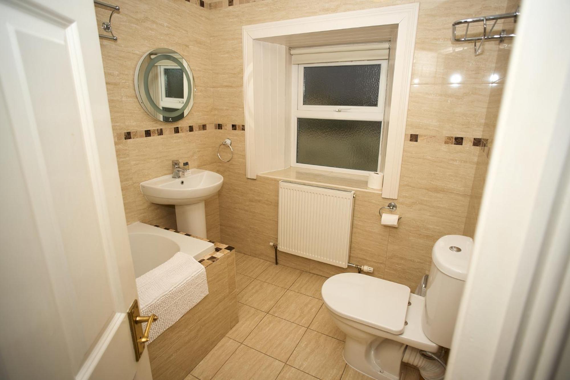 Manorhamilton Five Glens Inn מראה חיצוני תמונה